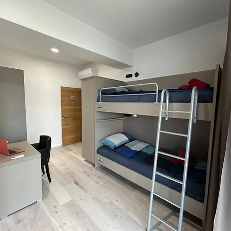 Hostelum *